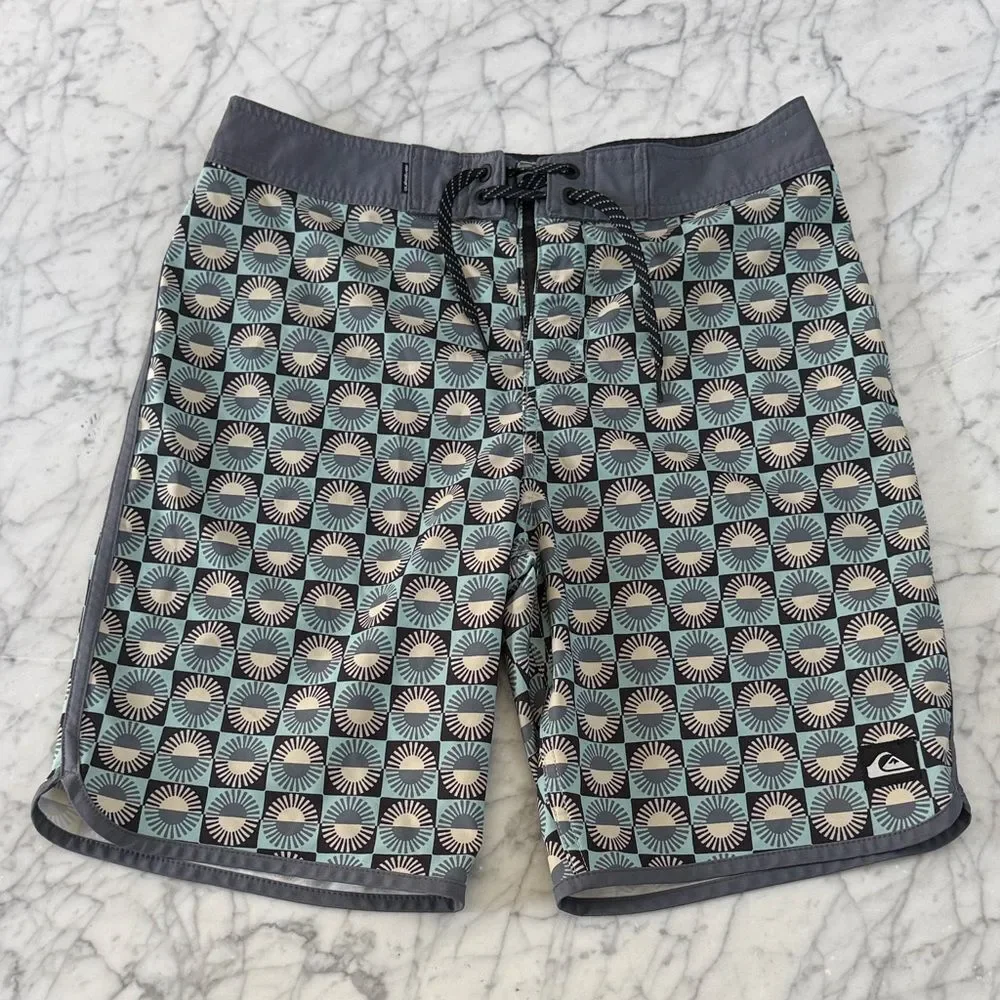 Quiksilver Men's SurfSilk Scallop 9” Boardshorts Sz 29